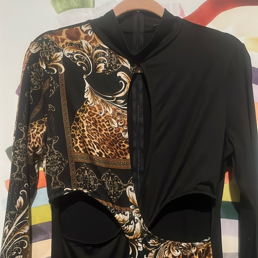 Baroque Print Jumpsuit. Cut out sides & Keyhole. Mock Neck. Skinny Leg. - Picture 5 of 15